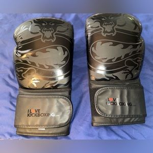 Boxing 🥊!! One size fits all 20 oz boxing gloves. Like new, great condition!